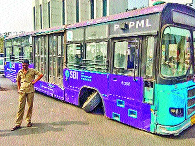 The safety of the passengers and the bushes are frustrating | प्रवाशांची सुरक्षितता अन् बसही खिळखिळी