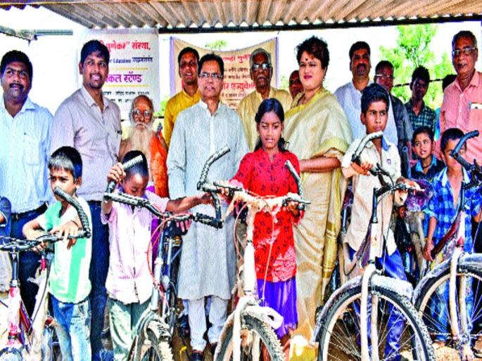 A bicycle book for tribals is a book along with survival | आदिवासींसाठी सायकल-पुस्तक हा उपक्रम म्हणजे जगण्याबरोबर पुस्तक A bicycle book for tribals is a book along with survival | आदिवासींसाठी सायकल-पुस्तक हा उपक्रम म्हणजे जगण्याबरोबर पुस्तक