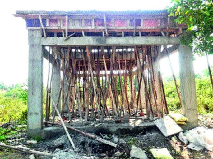 Resentment to the villagers about poor work | स्मशानभूमीच्या निकृष्ट बांधकामाबाबत ग्रामस्थांची नाराजी Resentment to the villagers about poor work | स्मशानभूमीच्या निकृष्ट बांधकामाबाबत ग्रामस्थांची नाराजी