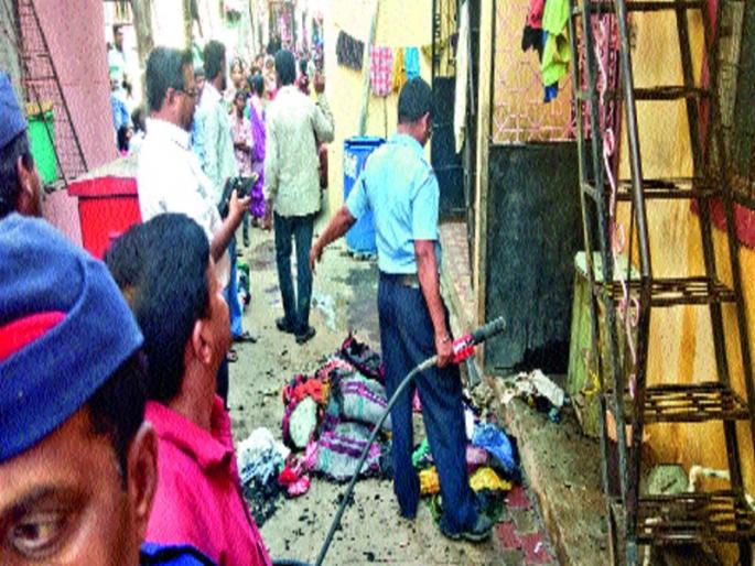 Fire broke out in Ganeshnagar house, corporator killed by fire brigade | गणेशनगरमध्ये घराला आग, विझविण्यासाठी नगरसेवक सरसावला Fire broke out in Ganeshnagar house, corporator killed by fire brigade | गणेशनगरमध्ये घराला आग, विझविण्यासाठी नगरसेवक सरसावला