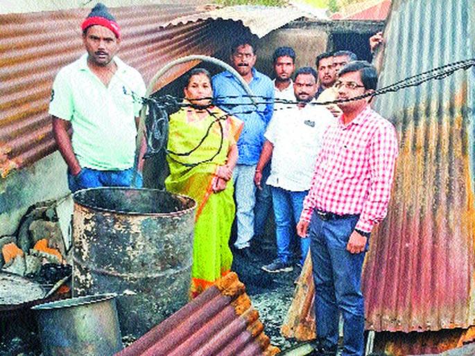 Due to the short circuit, three houses were destroyed in Vitthalwadi | शॉर्टसर्किटमुळे विठ्ठलवाडीत तीन घरे झाली भस्मसात Due to the short circuit, three houses were destroyed in Vitthalwadi | शॉर्टसर्किटमुळे विठ्ठलवाडीत तीन घरे झाली भस्मसात