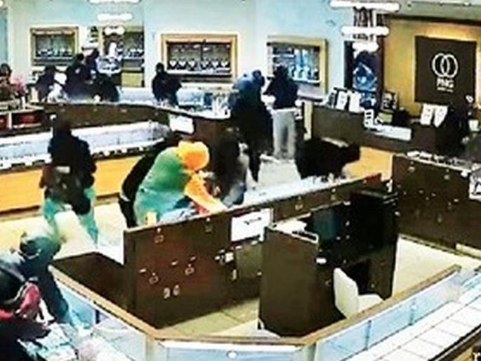PNG jewelers in California robbed in broad daylight, 20 robbers arrive, clear bullion shop in two minutes | कॅलिफोर्नियातील PNG ज्वेलर्सवर भरदिवसा दरोडा, २० दरोडेखोर आले, दोन मिनिटांत सराफा दुकान साफ केले PNG jewelers in California robbed in broad daylight, 20 robbers arrive, clear bullion shop in two minutes | कॅलिफोर्नियातील PNG ज्वेलर्सवर भरदिवसा दरोडा, २० दरोडेखोर आले, दोन मिनिटांत सराफा दुकान साफ केले