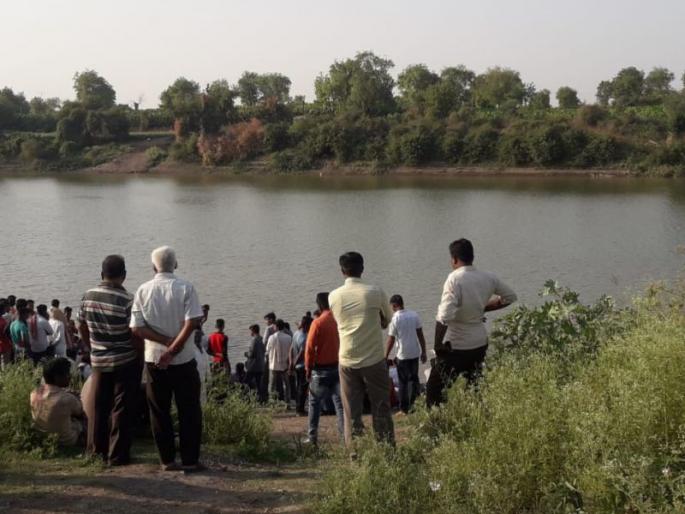 The youth drowned in the water, after 4 hours the bodies were out of water | तरुणाचा पाण्यात बुडून मृत्यू, तब्बल 4 तासानंतर मृतदेह पाण्यातून बाहेर  