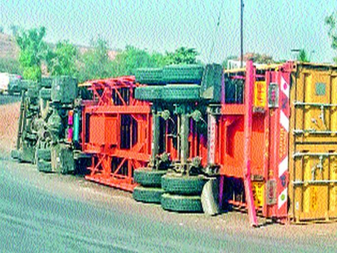 Accidents caused by winds on the Chakan-Shikrapur road | चाकण-शिक्रापूर राज्यमार्गावर वळणांमुळे अपघात वाढले Accidents caused by winds on the Chakan-Shikrapur road | चाकण-शिक्रापूर राज्यमार्गावर वळणांमुळे अपघात वाढले