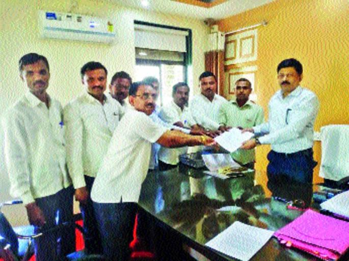 In the east, feed depots and tankers should be started | पूर्व भागात चारा डेपो व टँकर सुरू करावेत In the east, feed depots and tankers should be started | पूर्व भागात चारा डेपो व टँकर सुरू करावेत