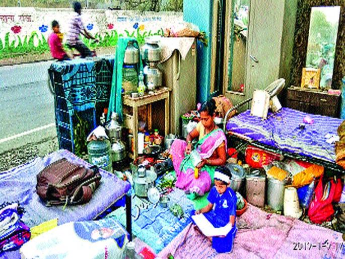 Forty years ago the shelter was destroyed; 22 families on the streets | चाळीस वर्षांपूर्वीचा निवारा क्षणात नष्ट; २२ कुटुंबे रस्त्यावर Forty years ago the shelter was destroyed; 22 families on the streets | चाळीस वर्षांपूर्वीचा निवारा क्षणात नष्ट; २२ कुटुंबे रस्त्यावर