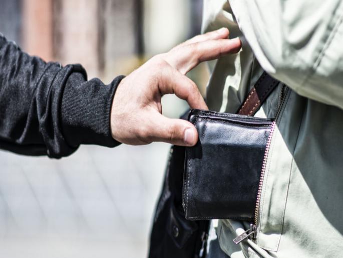 British tourist's wallets theft at Chhatrapati Sambhajinagar bus stand; Cash, documents looted | छत्रपती संभाजीनगर बसस्थानकावर इंग्लंडच्या पर्यटकाचे पाकिटे मारले; रोकड, कागदपत्रे लंपास British tourist's wallets theft at Chhatrapati Sambhajinagar bus stand; Cash, documents looted | छत्रपती संभाजीनगर बसस्थानकावर इंग्लंडच्या पर्यटकाचे पाकिटे मारले; रोकड, कागदपत्रे लंपास