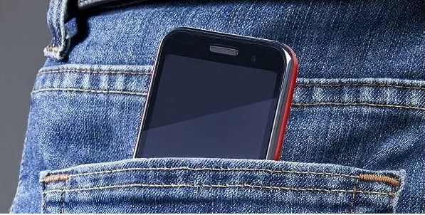 They do not fit in the hand, nor do they fit in the pocket; Such mobile phones are convenient for thieves! | ना हातात बसतात, ना खिशात मावतात; असे मोबाईल चोरांना सोईचे ठरतात!