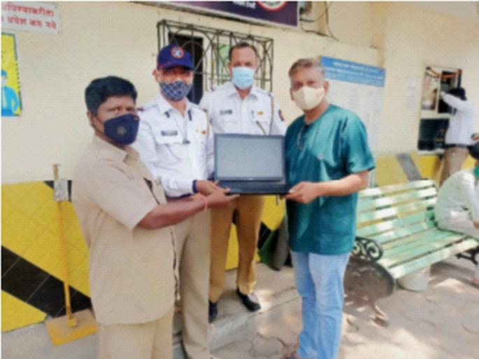 The rickshaw driver's alert got the laptop | रिक्षाचालकाच्या सतर्कतेमुळे मिळाला लॅपटॉप; वाहतूक पोलिसांनीही केले सहकार्य  The rickshaw driver's alert got the laptop | रिक्षाचालकाच्या सतर्कतेमुळे मिळाला लॅपटॉप; वाहतूक पोलिसांनीही केले सहकार्य