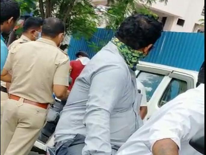 Inhuman beating of autorickshaw driver by police; The type that happened while fleeing Taliram | पोलिसांकडून रिक्षाचालकाला अमानुष मारहाण; तळीरामांना पळवताना घडला प्रकार 