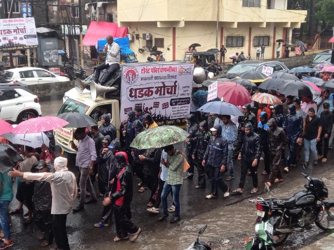 Intense agitation against Torrent Power Company in Bhiwandi Hundreds of citizens including women on the streets in heavy rain | भिवंडीत टोरंट पावर कंपनी विरोधात तीव्र आंदोलन; भर पावसात महिलांसह शेकडो नागरिक रस्त्यावर Intense agitation against Torrent Power Company in Bhiwandi Hundreds of citizens including women on the streets in heavy rain | भिवंडीत टोरंट पावर कंपनी विरोधात तीव्र आंदोलन; भर पावसात महिलांसह शेकडो नागरिक रस्त्यावर