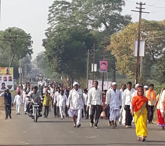 Millions of banjara devotees in poharadevi | लाखो बंजारा बांधव पोहरादेवीत दाखल