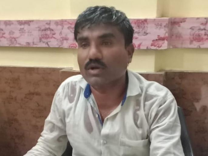 Sarpanch attempts self imolation at Panchayat Samiti office; Diesel poured on the body | सरपंचाचा पंचायत समिती कार्यालयात आत्महदहनाचा प्रयत्न; अंगावर ओतले डिझेल Sarpanch attempts self imolation at Panchayat Samiti office; Diesel poured on the body | सरपंचाचा पंचायत समिती कार्यालयात आत्महदहनाचा प्रयत्न; अंगावर ओतले डिझेल