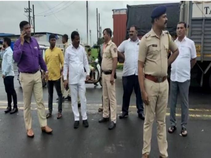 MLAs finally solved the traffic jam on the Mumbai-Nashik highway | अखेर आमदारांनी सोडविली मुंबई-नाशिक महामार्गावरील वाहतूक कोंडी MLAs finally solved the traffic jam on the Mumbai-Nashik highway | अखेर आमदारांनी सोडविली मुंबई-नाशिक महामार्गावरील वाहतूक कोंडी