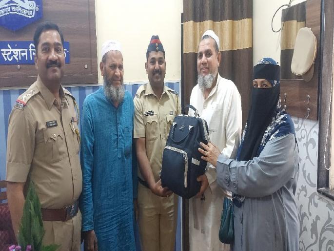 Sincerity of the rickshaw puller, passenger's bag containing 22 thousand rupees was returned | रिक्षाचालकाचा प्रामाणिकपणा, प्रवाशाची २२ हजार रुपये असलेली बॅग केली परत Sincerity of the rickshaw puller, passenger's bag containing 22 thousand rupees was returned | रिक्षाचालकाचा प्रामाणिकपणा, प्रवाशाची २२ हजार रुपये असलेली बॅग केली परत