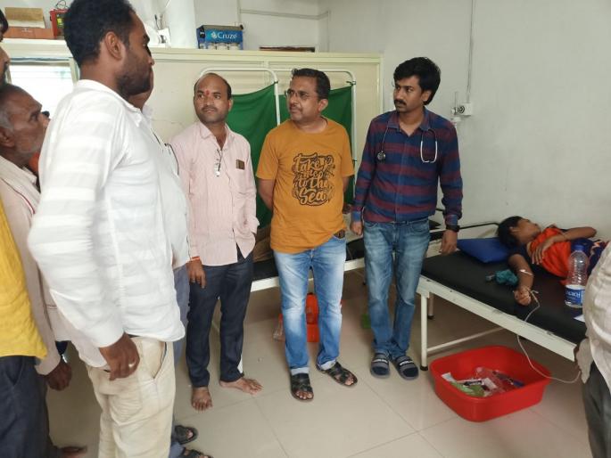 Poisoning from fasting food; 60-70 people rushed to the hospital | उपवासाच्या फराळातून विषबाधा; 60-70 जणांची दवाखान्यात धाव, गावात खळबळ Poisoning from fasting food; 60-70 people rushed to the hospital | उपवासाच्या फराळातून विषबाधा; 60-70 जणांची दवाखान्यात धाव, गावात खळबळ
