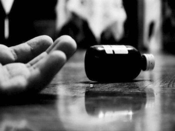 boyfriend Refuse to marry; Beloved commits suicide at bus stand | प्रियकराचा लग्नास नकार; प्रेयसीची बसस्थानकात आत्महत्या boyfriend Refuse to marry; Beloved commits suicide at bus stand | प्रियकराचा लग्नास नकार; प्रेयसीची बसस्थानकात आत्महत्या