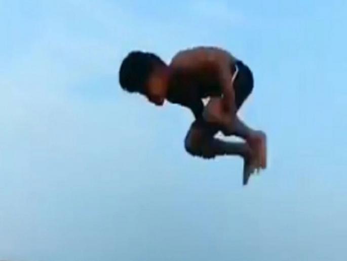Child jump and action in air viral video people react | कमाल! चिमुरड्यानं हवेत उडी मारत केला 'असा' अविष्कार; स्टंट पाहून तुम्हीही म्हणाल, वाह क्या बात है.... Child jump and action in air viral video people react | कमाल! चिमुरड्यानं हवेत उडी मारत केला 'असा' अविष्कार; स्टंट पाहून तुम्हीही म्हणाल, वाह क्या बात है....