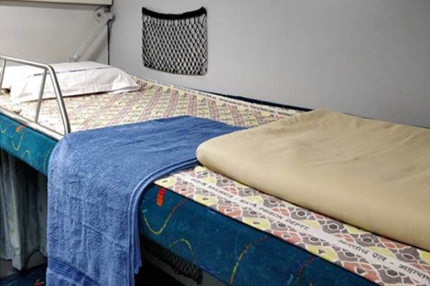 Travel tourism ever used blankets of indian railway while travelling myb | रेल्वे प्रवासात थंडी वाजल्यावर चादर वापरण्यापूर्वी 'हे' माहीत करून घ्या Travel tourism ever used blankets of indian railway while travelling myb | रेल्वे प्रवासात थंडी वाजल्यावर चादर वापरण्यापूर्वी 'हे' माहीत करून घ्या