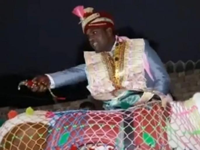 Grooms pant ripped while climbing on horse during his wedding | ऐन वरातीत नवरदेवाची पँट फाटल्यावर 'असं' झालं की, व्हिडीओ पाहून लोटपोट होऊन हसाल! Grooms pant ripped while climbing on horse during his wedding | ऐन वरातीत नवरदेवाची पँट फाटल्यावर 'असं' झालं की, व्हिडीओ पाहून लोटपोट होऊन हसाल!