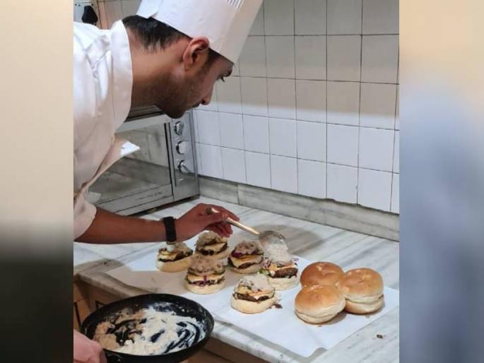 Due to corona taj hotel got a job then started a restaurant at home today earning rs 1 lakh every month | भारीच! कोरोनामुळे नोकरी गेली अन् नाईलाजानं बिझनेस सुरू केला; आता  घेतोय लाखोंची कमाई Due to corona taj hotel got a job then started a restaurant at home today earning rs 1 lakh every month | भारीच! कोरोनामुळे नोकरी गेली अन् नाईलाजानं बिझनेस सुरू केला; आता  घेतोय लाखोंची कमाई