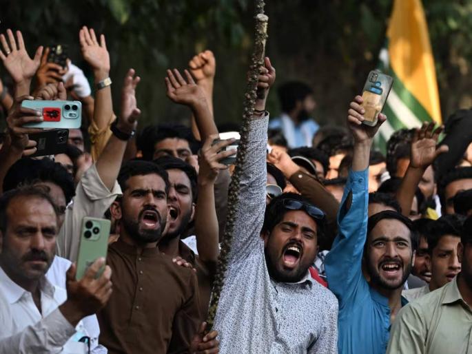 Protests in 'PoK' turn violent, Pakistani security forces open fire; 12 civilians killed | 'पीओके'मध्ये निदर्शने हिंसक झाली, पाकिस्तानी सुरक्षा दलांनी गोळीबार केला; १२ नागरिकांचा मृत्यू Protests in 'PoK' turn violent, Pakistani security forces open fire; 12 civilians killed | 'पीओके'मध्ये निदर्शने हिंसक झाली, पाकिस्तानी सुरक्षा दलांनी गोळीबार केला; १२ नागरिकांचा मृत्यू