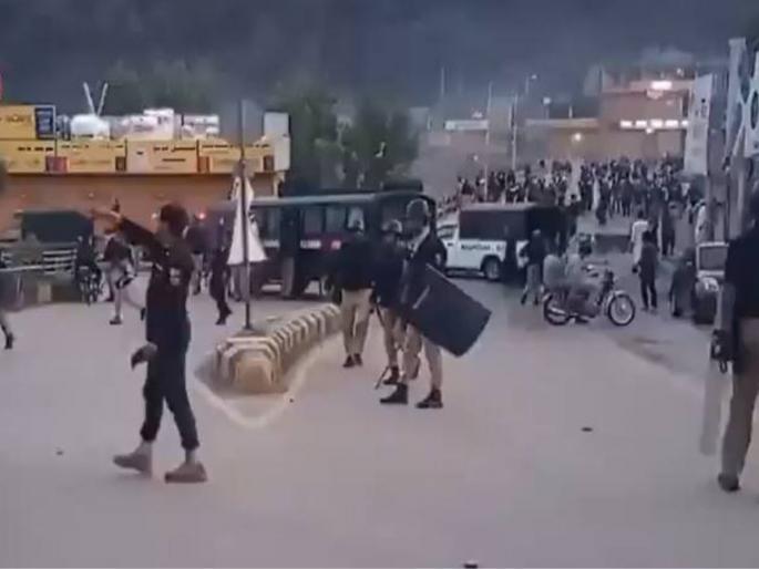 pakistan police fired tear gas at people protesting against heavy taxes and inflation in pok | वीज आणि पिठाचे भाव गगनाला भिडले, PoK मध्ये संघर्ष; संतप्त जमाव रस्त्यावर, पोलिसाचा मृत्यू pakistan police fired tear gas at people protesting against heavy taxes and inflation in pok | वीज आणि पिठाचे भाव गगनाला भिडले, PoK मध्ये संघर्ष; संतप्त जमाव रस्त्यावर, पोलिसाचा मृत्यू
