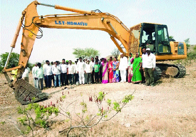 Present time physical help: Understanding; Poklean machine for work through Shekhar Gorane | सध्याची वेळ प्रत्यक्ष मदतीची : पखाले; शेखर गोरेंच्या माध्यमातून कामासाठी पोकलेन मशिन Present time physical help: Understanding; Poklean machine for work through Shekhar Gorane | सध्याची वेळ प्रत्यक्ष मदतीची : पखाले; शेखर गोरेंच्या माध्यमातून कामासाठी पोकलेन मशिन