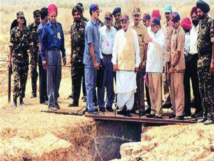Atal Bihari Vajpayee: ... and Buddha laugh again! | Atal Bihari Vajpayee : ...आणि बुद्ध पुन्हा हसलाच! Atal Bihari Vajpayee: ... and Buddha laugh again! | Atal Bihari Vajpayee : ...आणि बुद्ध पुन्हा हसलाच!