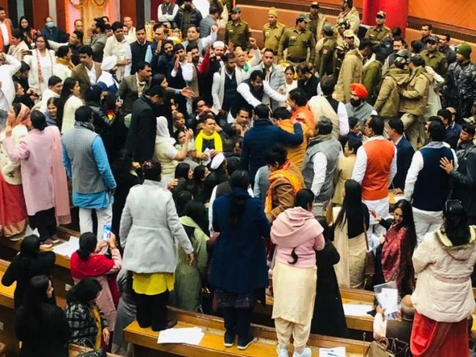 Clash between AAP and BJP corporators; Delhi mayoral election postponed | आप व भाजपच्या नगरसेवकांत हाणामारी; दिल्लीत महापौरपदाची निवडणूक लांबणीवर Clash between AAP and BJP corporators; Delhi mayoral election postponed | आप व भाजपच्या नगरसेवकांत हाणामारी; दिल्लीत महापौरपदाची निवडणूक लांबणीवर