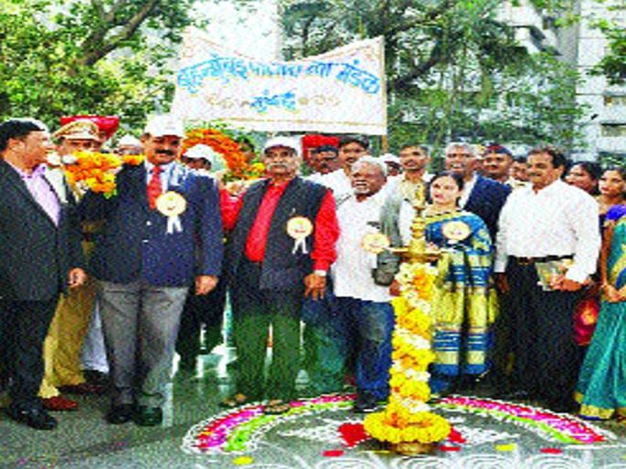 Dissent of Police Discipline National Literature Conference | पोलिसांची शिस्त राष्ट्रीय साहित्य संमेलनाला लाजविणारी Dissent of Police Discipline National Literature Conference | पोलिसांची शिस्त राष्ट्रीय साहित्य संमेलनाला लाजविणारी