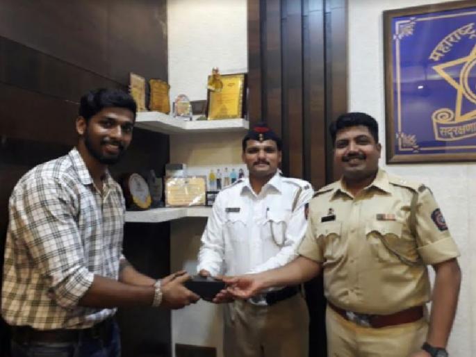  Due to the duty police constable, the mobile of the youth of 60 thousand was recovered | कर्तव्यदक्ष पोलीस हवालदारामुळे तरुणाचा ६० हजारांचा मोबाईल पुन्हा मिळाला