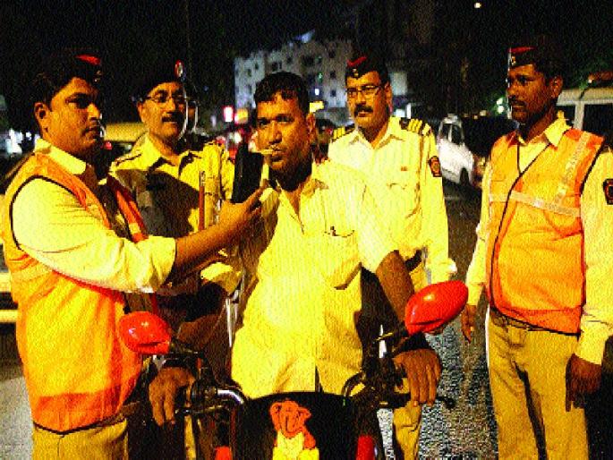  Thirty First action was taken against 424 drivers, 3700 alcoholics took action during the year | थर्टी फर्स्टला ४२४ चालकांवर कारवाई , वर्षभरात ३७०० मद्यपींवर कारवाई