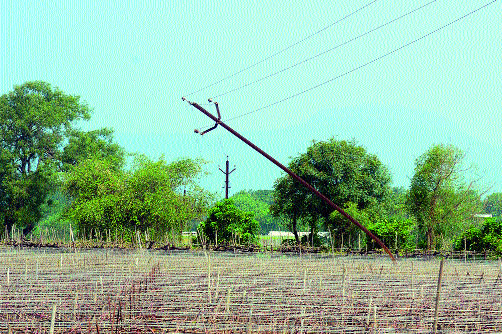 Farmers concerned because of heavy rains for four days | चार दिवसांपासून जोरदार पाऊस होत असल्याने शेतकरी चिंतित Farmers concerned because of heavy rains for four days | चार दिवसांपासून जोरदार पाऊस होत असल्याने शेतकरी चिंतित