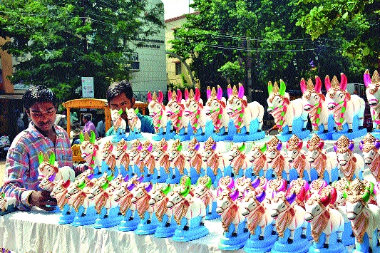 This festival of hood, the loan for the Fedo Taurus | पोळ्याचा हा सण, फेडू वृषभाचे ऋण This festival of hood, the loan for the Fedo Taurus | पोळ्याचा हा सण, फेडू वृषभाचे ऋण