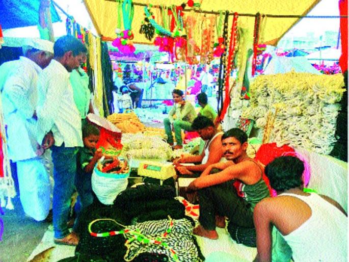 Due to drought over Bhadrapadi bullock patch | भाद्रपदी बैलपोळ्यावर दुष्काळाचे सावट Due to drought over Bhadrapadi bullock patch | भाद्रपदी बैलपोळ्यावर दुष्काळाचे सावट