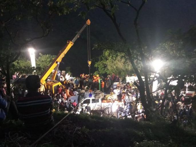 Fierce accidents in Satara, just 200 feet in the valley collapsed | Satara Bus Accident: पोलादपूरच्या आंबेनळी घाटातल्या खोल दरीतून आतापर्यंत 14 मृतदेह काढले बाहेर, अंधार पडल्यानं बचावकार्य थांबवलं Fierce accidents in Satara, just 200 feet in the valley collapsed | Satara Bus Accident: पोलादपूरच्या आंबेनळी घाटातल्या खोल दरीतून आतापर्यंत 14 मृतदेह काढले बाहेर, अंधार पडल्यानं बचावकार्य थांबवलं