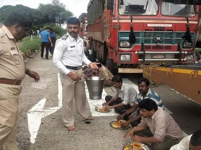Humanity in khaki uniforms, the truck drivers on the highway, the police were hungry | खाकी वर्दीतली माणूसकी, महामार्गावरील ट्रकचालकांची पोलिसांनी भूक भागवली Humanity in khaki uniforms, the truck drivers on the highway, the police were hungry | खाकी वर्दीतली माणूसकी, महामार्गावरील ट्रकचालकांची पोलिसांनी भूक भागवली