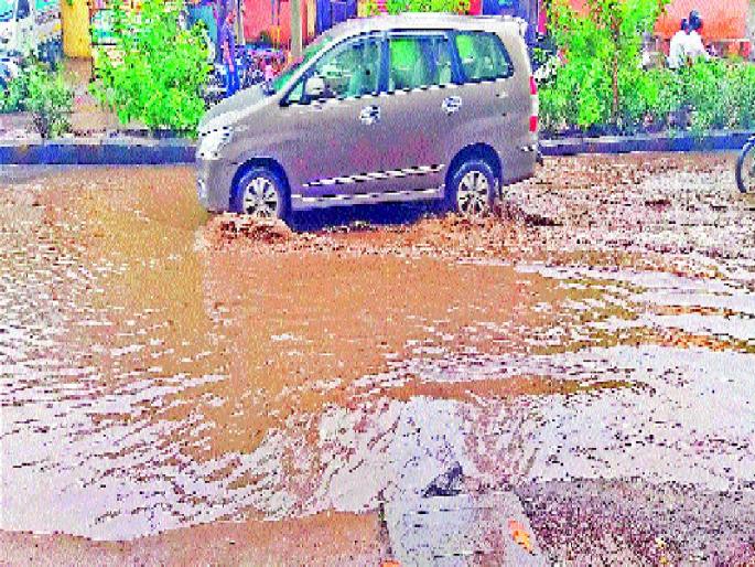 there is plenty of pothole in the city | रिमझिम पावसातही शहरात साचली डबकी there is plenty of pothole in the city | रिमझिम पावसातही शहरात साचली डबकी