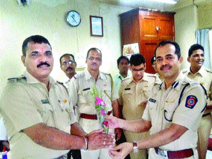 Police Naik has made half-yearly donation of blood, lifting many | पोलीस नाईक यांनी केले रक्तदानाचे अर्धशतक, अनेकांना जीवदान Police Naik has made half-yearly donation of blood, lifting many | पोलीस नाईक यांनी केले रक्तदानाचे अर्धशतक, अनेकांना जीवदान