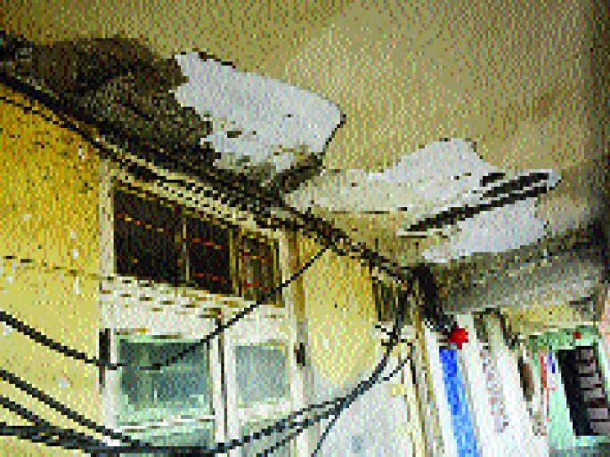 Worli police colony | वरळी पोलीस वसाहतीची दुरवस्था Worli police colony | वरळी पोलीस वसाहतीची दुरवस्था