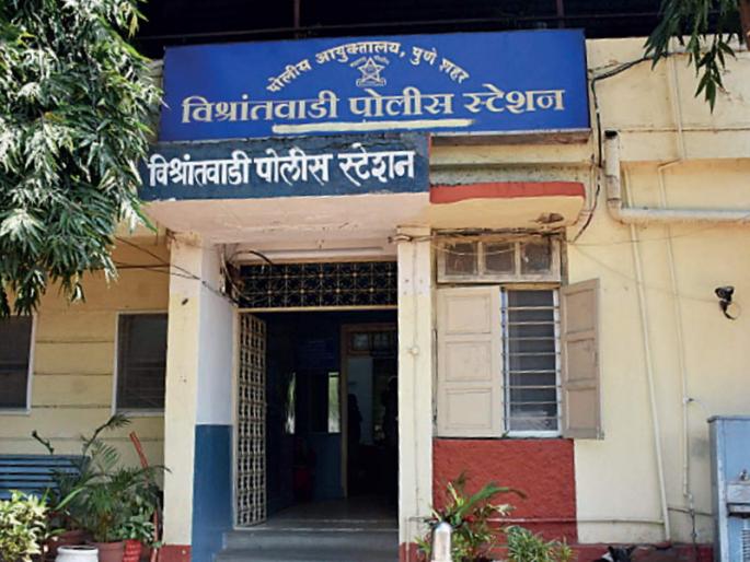 Husband-Wife Arrogance at Police Station Beating the police who intervened | नवरा-बायकोचा पोलीस ठाण्यात धिंगाणा; मध्यस्थी करणाऱ्या पोलिसांनाच मारहाण Husband-Wife Arrogance at Police Station Beating the police who intervened | नवरा-बायकोचा पोलीस ठाण्यात धिंगाणा; मध्यस्थी करणाऱ्या पोलिसांनाच मारहाण