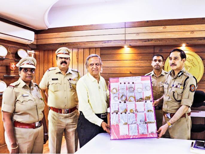 79 lakhs were received by the grace of the Father and the efforts of the police; The feeling of a senior professional | बाप्पाची कृपा अन् पाेलिसांच्या प्रयत्नांनी मिळाले ७९ लाख; ज्येष्ठ व्यावसायिकाची भावना 79 lakhs were received by the grace of the Father and the efforts of the police; The feeling of a senior professional | बाप्पाची कृपा अन् पाेलिसांच्या प्रयत्नांनी मिळाले ७९ लाख; ज्येष्ठ व्यावसायिकाची भावना