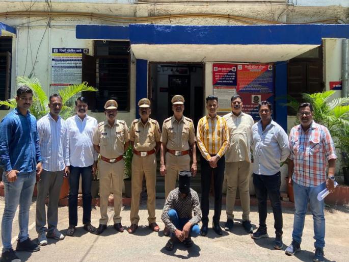 'They' vote and burglary; Instead of 2 lakhs, the police beat the shackles in 12 hours | ‘ते’ मतदानाला अन् चोरटा घरफोडीला; २ लाखांचा ऐवज लंपास, पोलिसांनी १२ तासात ठोकल्या बेड्या 'They' vote and burglary; Instead of 2 lakhs, the police beat the shackles in 12 hours | ‘ते’ मतदानाला अन् चोरटा घरफोडीला; २ लाखांचा ऐवज लंपास, पोलिसांनी १२ तासात ठोकल्या बेड्या