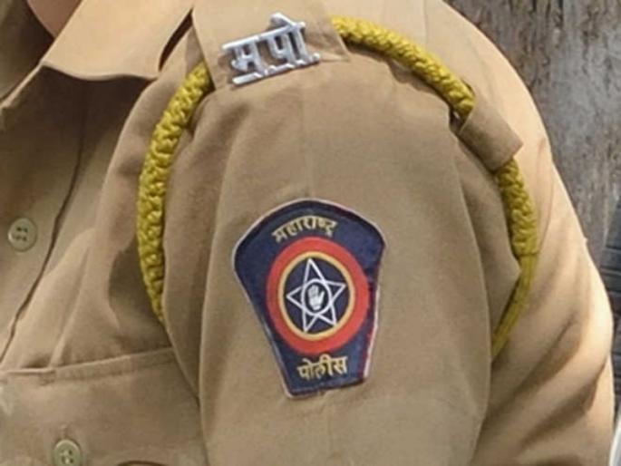 Pimprit police sub-inspector punched; Shackles hit the three | पिंपरीत पोलिस उपनिरीक्षकाला धक्काबुक्की; तिघांना ठोकल्या बेड्या Pimprit police sub-inspector punched; Shackles hit the three | पिंपरीत पोलिस उपनिरीक्षकाला धक्काबुक्की; तिघांना ठोकल्या बेड्या
