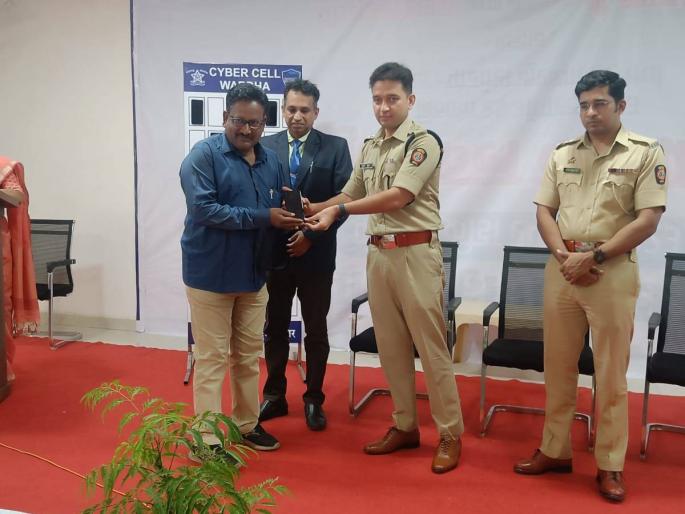 Got a mobile once! The lost mobile worth 29 lakhs was returned by the police | मिळाला एकदाचा मोबाईल! हरविलेले २९ लाखांचे मोबाईल पोलिसांनी केले परत Got a mobile once! The lost mobile worth 29 lakhs was returned by the police | मिळाला एकदाचा मोबाईल! हरविलेले २९ लाखांचे मोबाईल पोलिसांनी केले परत