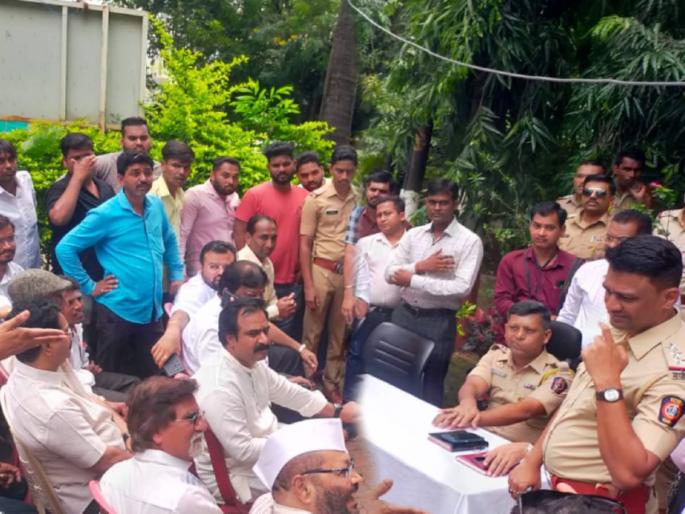 A stormy meeting at the police station from Mandal No. in the main procession of Ganesh Visarjan | गणेश विसर्जन मुख्य मिरवणुकीतील मंडळ क्रमांकावरून पोलीस ठाण्यात वादळी बैठक A stormy meeting at the police station from Mandal No. in the main procession of Ganesh Visarjan | गणेश विसर्जन मुख्य मिरवणुकीतील मंडळ क्रमांकावरून पोलीस ठाण्यात वादळी बैठक