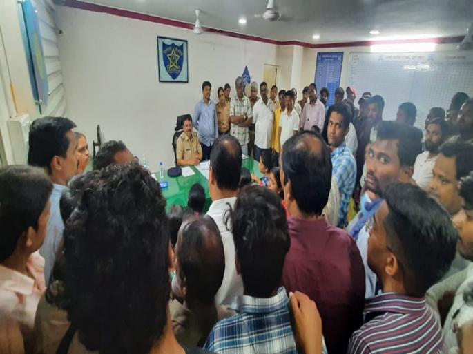 In the wake of the murders in Nana Peth in Pune hundreds of citizens entered the Samarth Police Station | पुण्यातील नाना पेठेत झालेल्या खुनाच्या पार्श्वभूमीवर शेकडो नागरिक समर्थ पोलीस स्टेशनला दाखल In the wake of the murders in Nana Peth in Pune hundreds of citizens entered the Samarth Police Station | पुण्यातील नाना पेठेत झालेल्या खुनाच्या पार्श्वभूमीवर शेकडो नागरिक समर्थ पोलीस स्टेशनला दाखल