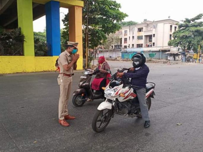 Citizens are taking advantage of the goodness of the police | आता हात टेकले बा तुमच्यापुढं! अतिआवश्यक सेवेचा देखील फायदा घेत लोकं रस्त्यावर