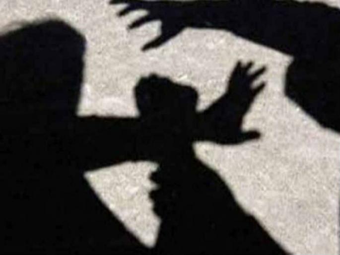 The young woman beat the neighbors and put her hand on the uniform of the police officer in pune | तरुणीने शेजारच्यांना मारहाण करुन पोलीस अधिकाऱ्याच्या वर्दीला घातला हात The young woman beat the neighbors and put her hand on the uniform of the police officer in pune | तरुणीने शेजारच्यांना मारहाण करुन पोलीस अधिकाऱ्याच्या वर्दीला घातला हात